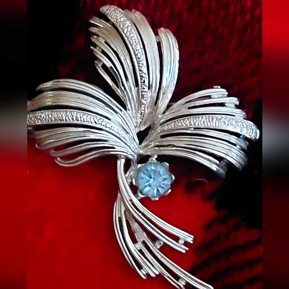 Brooch - Picture 1 of 6